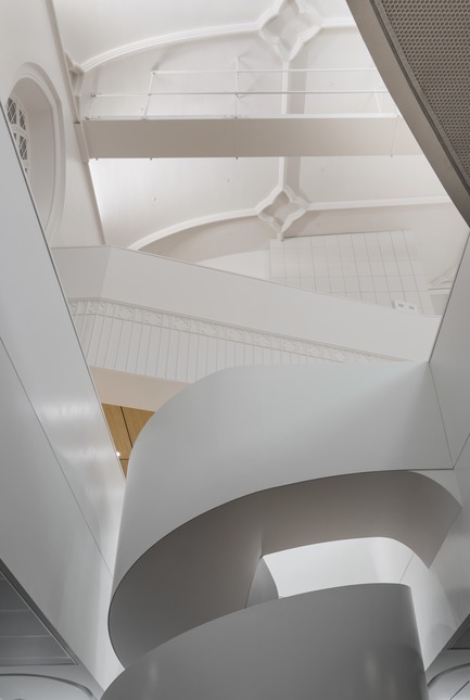 Press kit | 721-07 - Press release | Maison de la littérature(House of Literature) - Chevalier Morales Architectes - Institutional Architecture - The sculptural white spiral staircase - Photo credit: Chevalier Morales Architectes