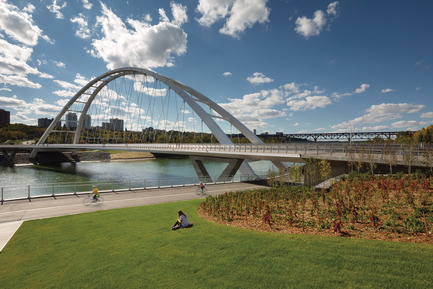 Press kit | 2073-08 - Press release | The iconic new Walterdale Bridge connects the city, nature, and people - DIALOG - Institutional Architecture - The landscape architecture connects people with the bridge and nature. People no longer need to cross traffic to continue on the trails in any direction. With less than 5% grade, all paved paths are fully accessible. - Photo credit: Tom Arban Photography Inc.