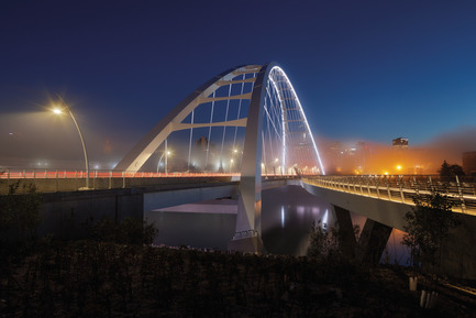 Press kit | 2073-08 - Press release | The iconic new Walterdale Bridge connects the city, nature, and people - DIALOG - Institutional Architecture - Walterdale Bridge is a gracious, single span, twin through-arch steel structure, spanning 206 m (greater than the length of two football fields) from bank to bank across the North Saskatchewan River. It carries three lanes of northbound vehicle traffic, a sidewalk to the west of the roadway and a separated footbridge for pedestrians and cyclists to the east. - Photo credit: Tom Arban Photography Inc.