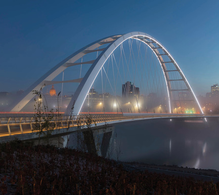 Press kit | 2073-08 - Press release | The iconic new Walterdale Bridge connects the city, nature, and people - DIALOG - Institutional Architecture - At night, the edges of the iconic arches are elegantly illuminated in white. Lighting design by HLB Lighting Design. - Photo credit: Tom Arban Photography Inc.
