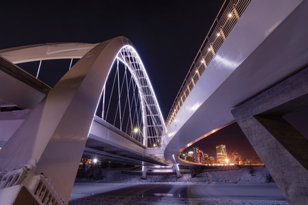 Press kit | 2073-08 - Press release | The iconic new Walterdale Bridge connects the city, nature, and people - DIALOG - Institutional Architecture - Large thrust blocks provide a foundation for the arches, which carry the bridge load. Each thrust block is made of about 600m3&nbsp;of concrete and 44 steel micropiles installed 20m below the road elevation. That’s about as deep as a six-storey parking garage.<br> - Photo credit: David Lai