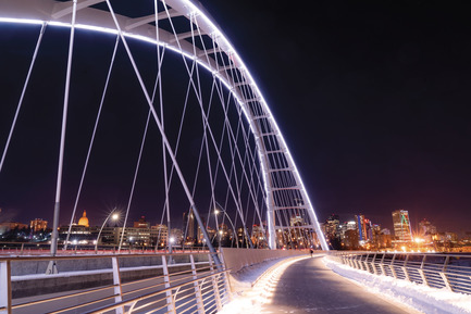 Press kit | 2073-08 - Press release | The iconic new Walterdale Bridge connects the city, nature, and people - DIALOG - Institutional Architecture - The shared use path bridge is one of a kind. Sharing the eastern arch but separated from traffic, it is designed for people to enjoy crossing and lingering. Benches with high backs help reduce traffic noise and soften prevailing winds. At each end, the path is about twice as wide as it is in the middle, gracefully connecting with the valley.&nbsp;<br> - Photo credit: David Lai