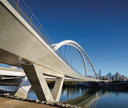 Press kit | 2073-08 - Press release | The iconic new Walterdale Bridge connects the city, nature, and people - DIALOG - Institutional Architecture - Photographers have been flocking to the bridge since before it was open. The easily recognizable arches and sweeping footbridge guide the eye towards the city and nature. - Photo credit: Tom Arban Photography Inc.