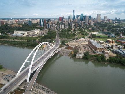 Press kit | 2073-08 - Press release | The iconic new Walterdale Bridge connects the city, nature, and people - DIALOG - Institutional Architecture - Beyond providing a refreshed visual identity for Edmonton, Walterdale Bridge creates a prominent public space where the duality of the city and nature are experienced and celebrated at a pivotal location. Crossing the river is now enjoyable for all modes. - Photo credit: DIALOG