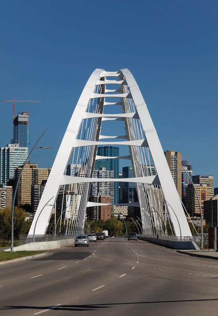 Press kit | 2073-08 - Press release | The iconic new Walterdale Bridge connects the city, nature, and people - DIALOG - Institutional Architecture - The bridge deck, supported by 32 hangers, is a steel framework supporting a cast-in-place concrete deck covered with asphalt. It used 65 tonnes of reinforcing steel and 1600m3&nbsp;of concrete. The bridge currently carries three lanes of traffic, but is designed so that another lane can be added. - Photo credit: Tom Arban Photography Inc.