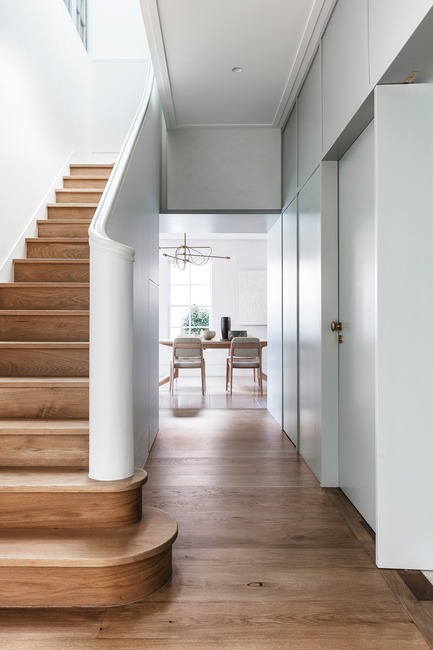 Press kit | 2887-07 - Press release | Darling Point - Alexander &CO. - Residential Interior Design - Alexander &CO_Darling Point_Staircase With View To Dining Room - Photo credit: Photography by Tom Ferguson | Editorial Styling by Claire Delmar