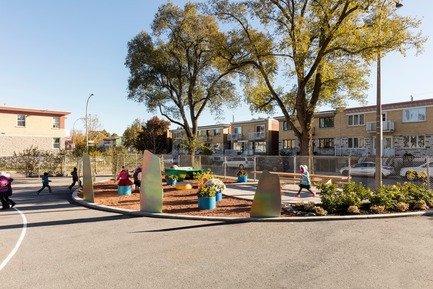 Press kit | 1299-03 - Press release | École Sainte-Anne - A new redesigned schoolyard - Taktik design - Institutional Architecture - Garden - Art displays-metal menhir - Photo credit: Maxime Brouillet