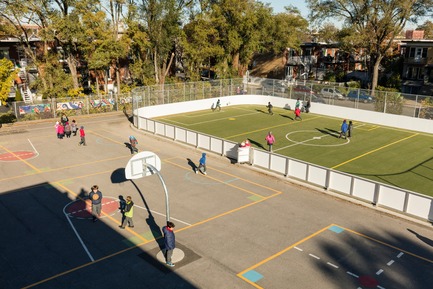 Press kit | 1299-03 - Press release | École Sainte-Anne - A new redesigned schoolyard - Taktik design - Institutional Architecture - Soccer field - Photo credit: Maxime Brouillet