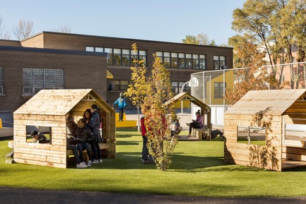 Press kit | 1299-03 - Press release | École Sainte-Anne - A new redesigned schoolyard - Taktik design - Institutional Architecture - Wooden shacks - Photo credit: Maxime Brouillet