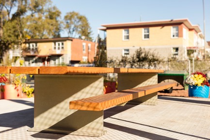 Press kit | 1299-03 - Press release | École Sainte-Anne - A new redesigned schoolyard - Taktik design - Institutional Architecture - Details - Wood & steel Gardening table - Photo credit: Maxime Brouillet