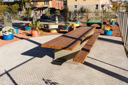 Press kit | 1299-03 - Press release | École Sainte-Anne - A new redesigned schoolyard - Taktik design - Institutional Architecture - Gardening preparation space - Photo credit: Maxime Brouillet