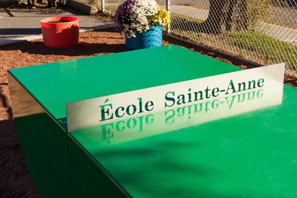 Press kit | 1299-03 - Press release | École Sainte-Anne - A new redesigned schoolyard - Taktik design - Institutional Architecture -  Detail - Custom metal ping pong table  - Photo credit: Maxime Brouillet