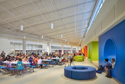 Press kit | 1456-03 - Press release | Rockford Public Schools K-5 Prototype School: Architecture as Community - CannonDesign - Institutional Architecture - At capacity, the hub space provides daylight and a variety of seating types that engage the students. Furniture is paired with the interior mass walls for flexibility, storage and learning through shape and color. - Photo credit: Christopher Barrett