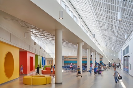 Press kit | 1456-03 - Press release | Rockford Public Schools K-5 Prototype School: Architecture as Community - CannonDesign - Institutional Architecture - Main Entry at Town Hall flex-space. The main shared space for the school for gathering and play, features abundant natural light paired with a dividing wall that engages students through color and mass/void relationships to enhance learning.<br> - Photo credit: Christopher Barrett