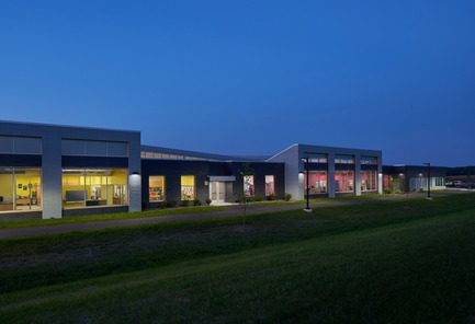 Press kit | 1456-03 - Press release | Rockford Public Schools K-5 Prototype School: Architecture as Community - CannonDesign - Institutional Architecture - Different grade levels are easily identified from the exterior of the building through changes in color and massing. - Photo credit: Christopher Barrett