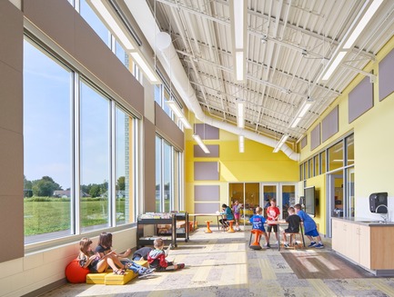 Press kit | 1456-03 - Press release | Rockford Public Schools K-5 Prototype School: Architecture as Community - CannonDesign - Institutional Architecture - 1st and 2nd grade classrooms surround a protected learning commons with access to abundant natural light and allow for supervision of the students by all teachers. These breakout spaces can be reconfigured and are flexible to support multiple learning styles. - Photo credit: Christopher Barrett