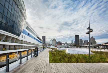 Press kit | 952-27 - Press release | The Port of Montreal’s Grand Quay: a new cruise terminal and a promenade on the green esplanade - Provencher_Roy - Urban Design - Promenade on the green esplanade  - Photo credit: Stéphane Brügger