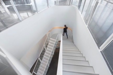 Press kit | 952-27 - Press release | The Port of Montreal’s Grand Quay: a new cruise terminal and a promenade on the green esplanade - Provencher_Roy - Urban Design - Staircase in the cruise terminal - Photo credit: Stéphane Brügger