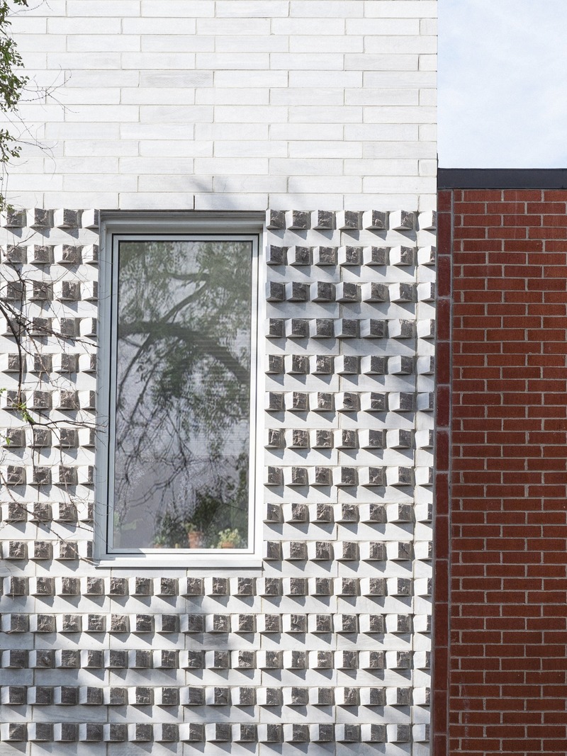 Press kit | 1142-07 - Press release | Off Plaza: L. McComber meets la Maison du Rotin - L. McComber – architecture vivante - Residential Architecture - The light effect of the sun hitting the St. Marc stone on the front facade. - Photo credit: Raphaël Thibodeau