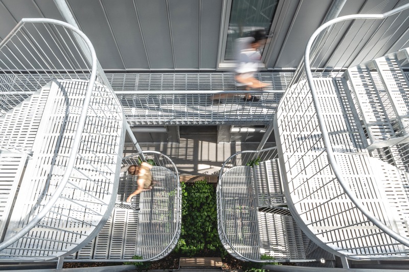 Press kit | 1142-07 - Press release | Off Plaza: L. McComber meets la Maison du Rotin - L. McComber – architecture vivante - Residential Architecture - The custom-made steel staircase shapes the interior courtyard. A large steel planter provides freshness and softness to the central courtyard. - Photo credit: Raphaël Thibodeau