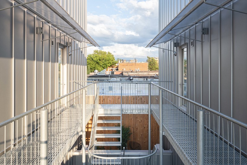 Press kit | 1142-07 - Press release | Off Plaza: L. McComber meets la Maison du Rotin - L. McComber – architecture vivante - Residential Architecture - Spectacular view from the 3rd floor, access to town houses and penthouses via the openworked footbridge. - Photo credit: Raphaël Thibodeau