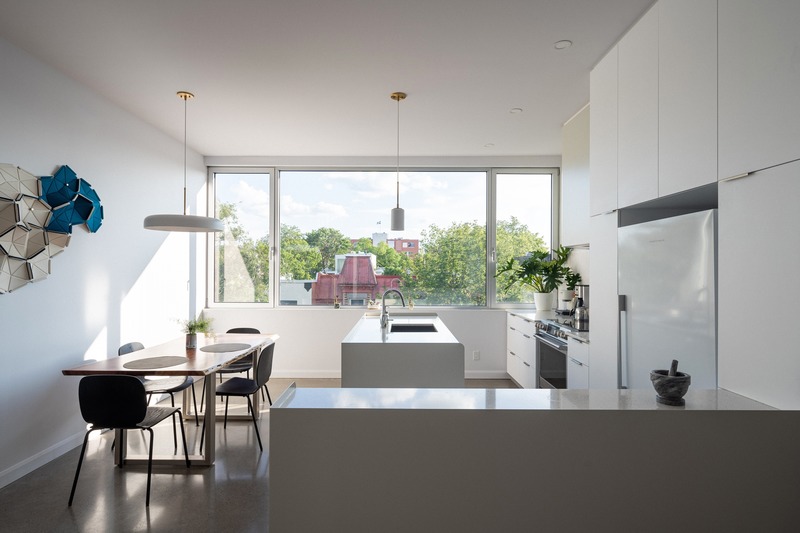 Press kit | 1142-07 - Press release | Off Plaza: L. McComber meets la Maison du Rotin - L. McComber – architecture vivante - Residential Architecture - The kitchen of the town houses, view towards Saint-Hubert Street. - Photo credit: Raphaël Thibodeau