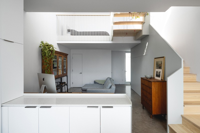 Press kit | 1142-07 - Press release | Off Plaza: L. McComber meets la Maison du Rotin - L. McComber – architecture vivante - Residential Architecture - View on the living room and access to the mezzanine. - Photo credit: Raphaël Thibodeau