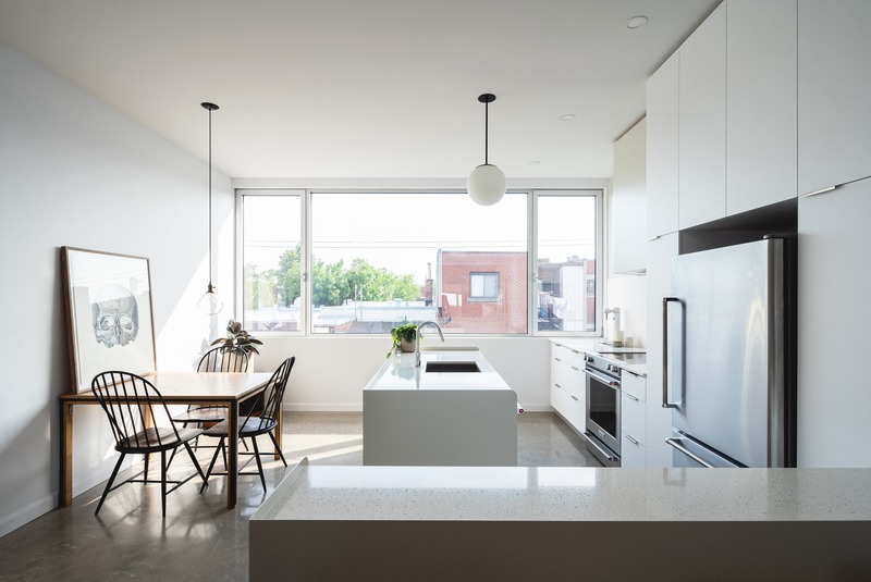 Press kit | 1142-07 - Press release | Off Plaza: L. McComber meets la Maison du Rotin - L. McComber – architecture vivante - Residential Architecture - The kitchen of the town houses, view towards the alley. - Photo credit: Raphaël Thibodeau
