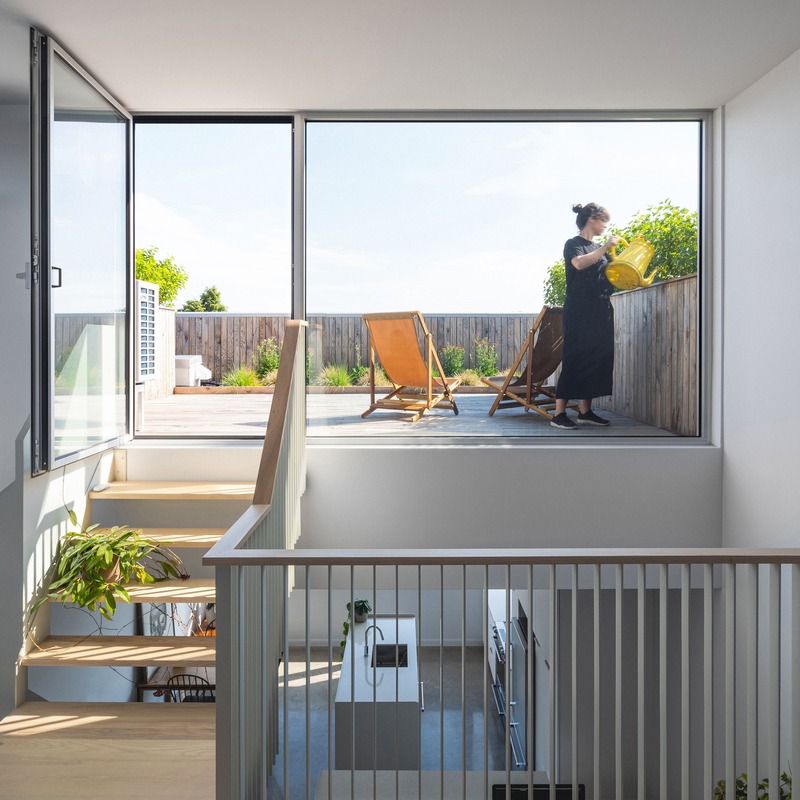 Press kit | 1142-07 - Press release | Off Plaza: L. McComber meets la Maison du Rotin - L. McComber – architecture vivante - Residential Architecture - The roof terraces, a place for relaxation and exchange between neighbours. - Photo credit: Raphaël Thibodeau