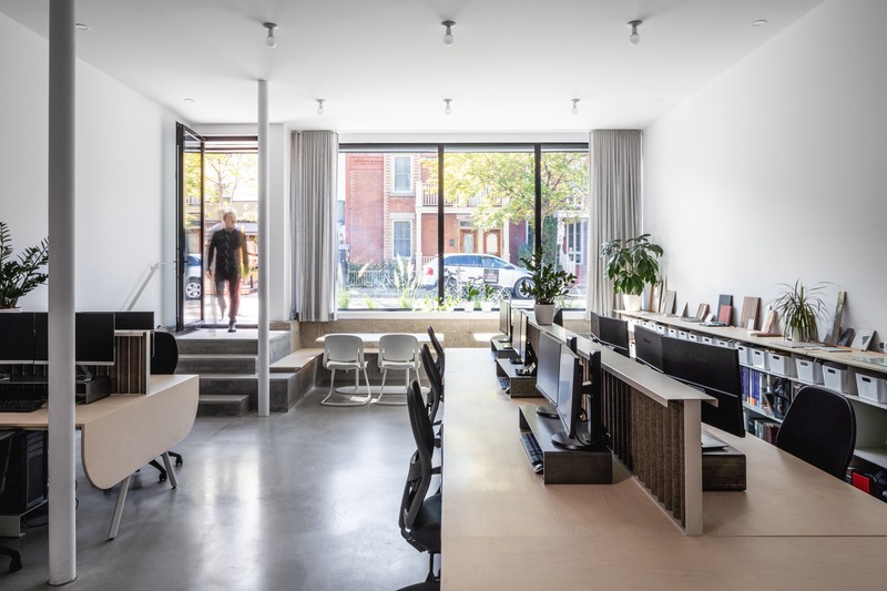 Press kit | 1142-07 - Press release | Off Plaza: L. McComber meets la Maison du Rotin - L. McComber – architecture vivante - Residential Architecture - View on St-Hubert Street, the office has a generous window below the sidewalk level. - Photo credit: Raphaël Thibodeau