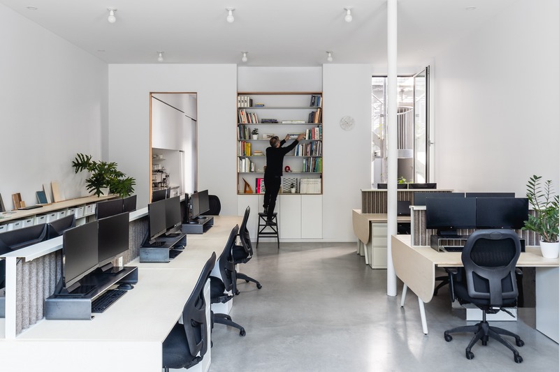 Press kit | 1142-07 - Press release | Off Plaza: L. McComber meets la Maison du Rotin - L. McComber – architecture vivante - Residential Architecture - The L. McComber workshop on the ground floor. - Photo credit: Raphaël Thibodeau