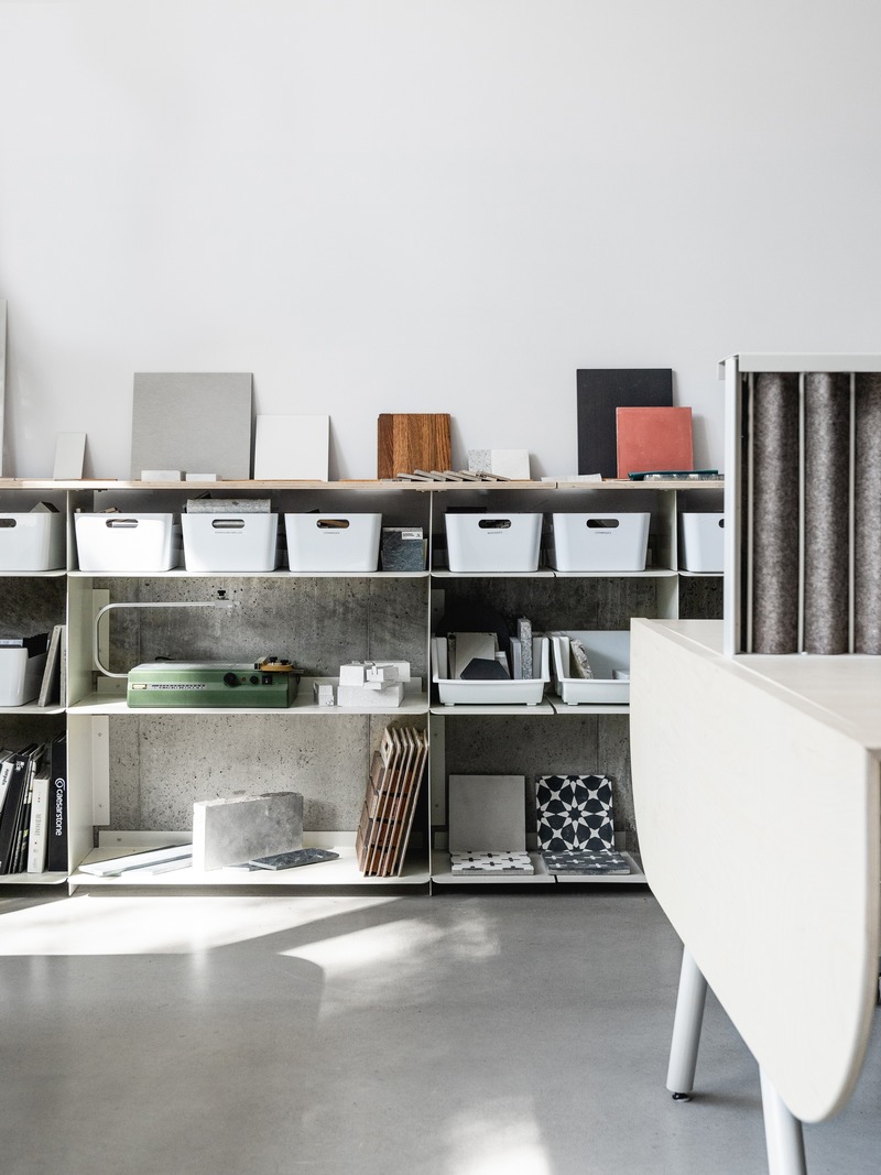 Press kit | 1142-07 - Press release | Off Plaza: L. McComber meets la Maison du Rotin - L. McComber – architecture vivante - Residential Architecture - A long painted steel shelf designed and custom-made allows the architects' numerous samples to be neatly arranged. - Photo credit: Raphaël Thibodeau