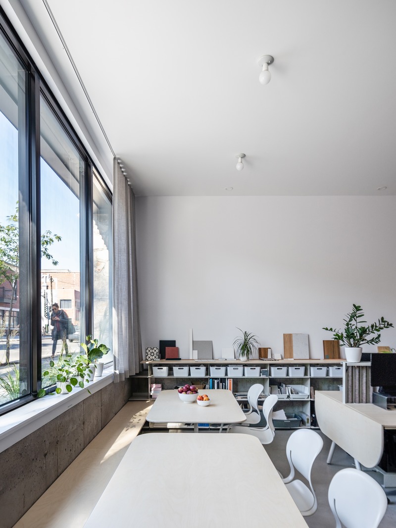 Press kit | 1142-07 - Press release | Off Plaza: L. McComber meets la Maison du Rotin - L. McComber – architecture vivante - Residential Architecture - The dining tables that flank the large window. - Photo credit: Raphaël Thibodeau