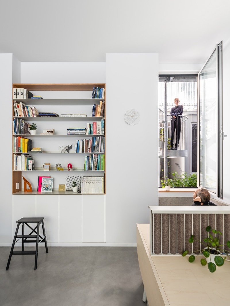 Press kit | 1142-07 - Press release | Off Plaza: L. McComber meets la Maison du Rotin - L. McComber – architecture vivante - Residential Architecture - Large opening on the inner courtyard with its integrated library. - Photo credit: Raphaël Thibodeau