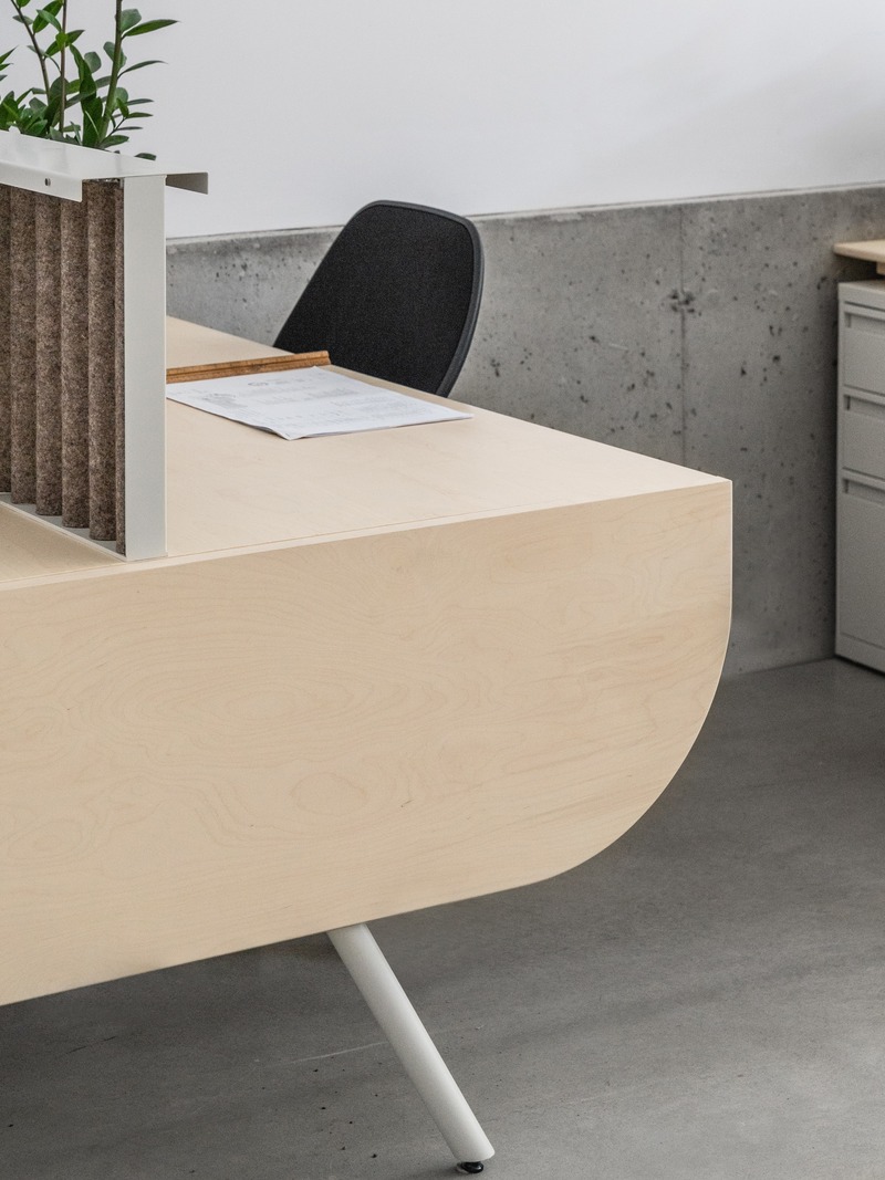 Press kit | 1142-07 - Press release | Off Plaza: L. McComber meets la Maison du Rotin - L. McComber – architecture vivante - Residential Architecture - The modules are separated by natural felt screens to preserve the privacy of each architects. - Photo credit: Raphaël Thibodeau