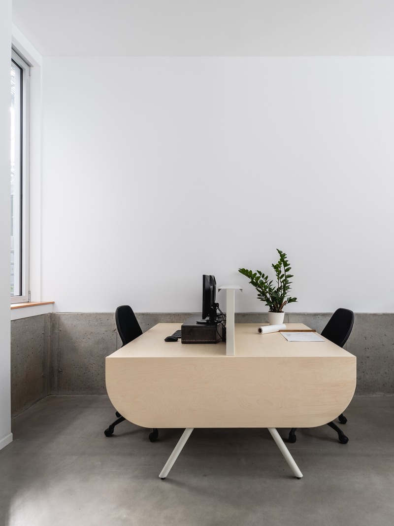 Press kit | 1142-07 - Press release | Off Plaza: L. McComber meets la Maison du Rotin - L. McComber – architecture vivante - Residential Architecture - Sober and elegant, the furniture is entirely designed and produced by L. McComber's team. Made of steel and stained plywood, it is modulable according to the various configurations. - Photo credit: Raphaël Thibodeau