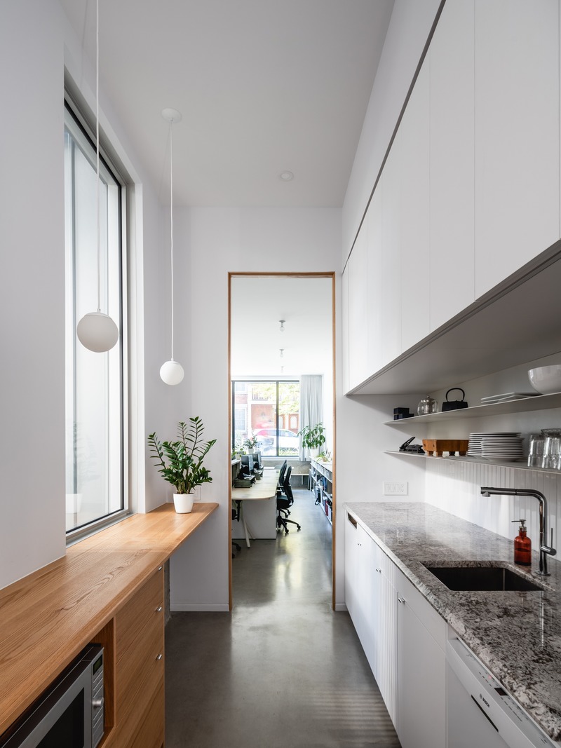 Press kit | 1142-07 - Press release | Off Plaza: L. McComber meets la Maison du Rotin - L. McComber – architecture vivante - Residential Architecture - The long and narrow kitchen, a perfect place to have a delicious dinner! - Photo credit: Raphaël Thibodeau