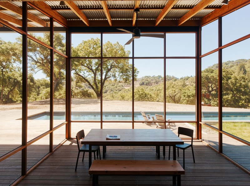 Press kit | 2757-12 - Press release | An Architect's Vision for California Living - Malcolm Davis Architecture - Residential Architecture - Camp Baird: The screened-in porch, clad in ipe and black fiberglass mesh, serves as a sheltered open-air dining area. - Photo credit: Joe Fletcher Photography