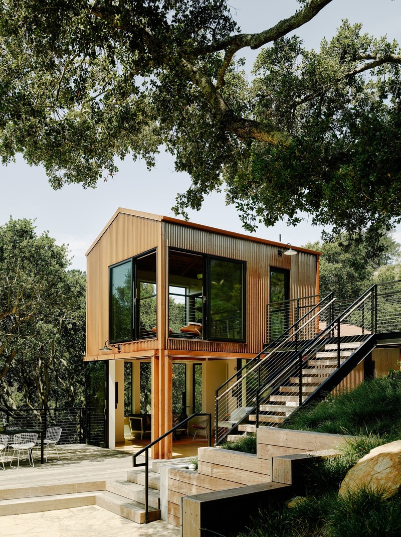 Press kit | 2757-12 - Press release | An Architect's Vision for California Living - Malcolm Davis Architecture - Residential Architecture - Portola Valley Residence: The home's new guesthouse includes a sitting area and a second-floor artist’s studio that connects to the main house via a bridge. - Photo credit: Joe Fletcher Photography