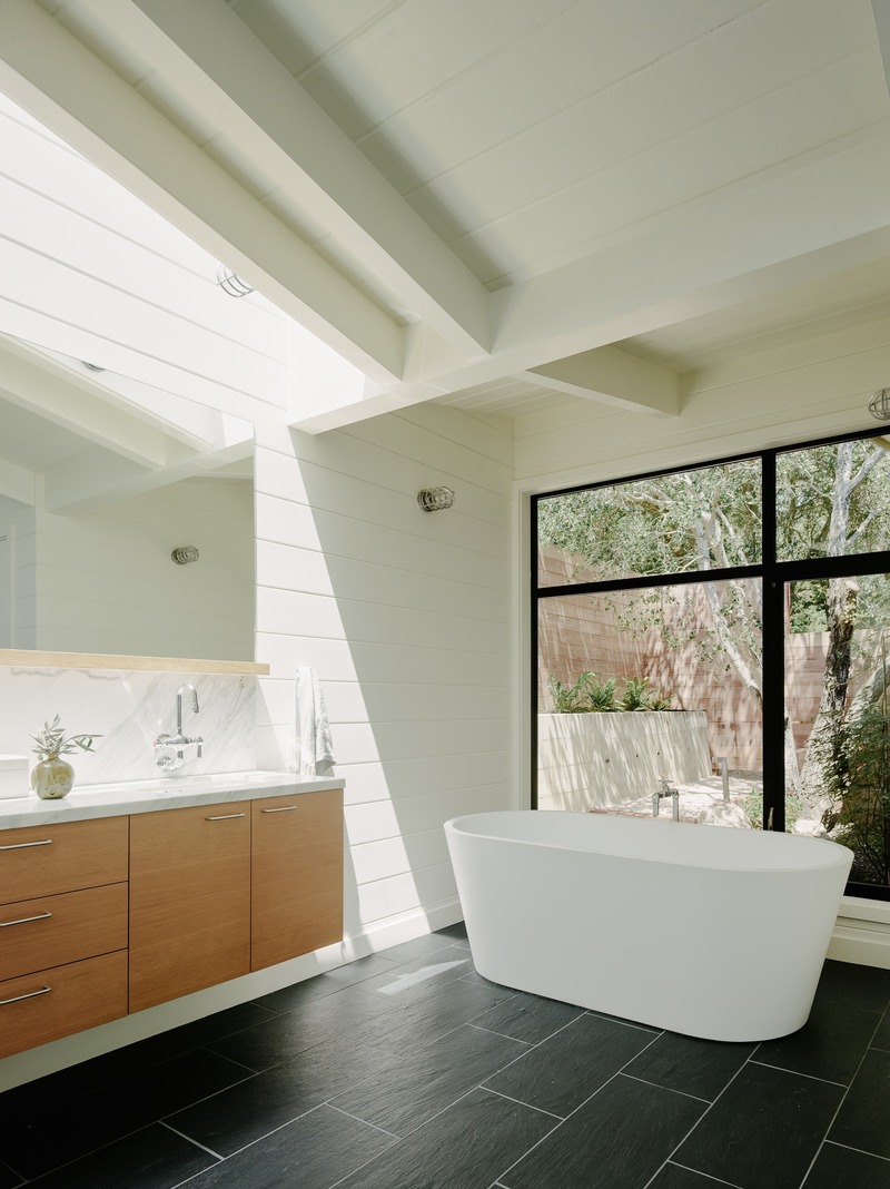 Press kit | 2757-12 - Press release | An Architect's Vision for California Living - Malcolm Davis Architecture - Residential Architecture - Portola Valley Residence: Skylights in the master bathroom animate the space throughout the day. - Photo credit: Joe Fletcher Photography