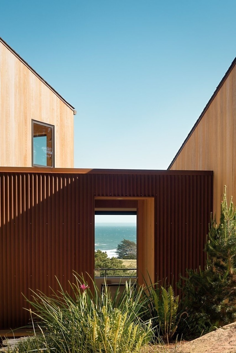 Press kit | 2757-12 - Press release | An Architect's Vision for California Living - Malcolm Davis Architecture - Residential Architecture - Coastal Retreat: Corrugated Cor-Ten steel clads the entryway connecting the home's distinctive cedar-clad wings. - Photo credit: Joe Fletcher Photography