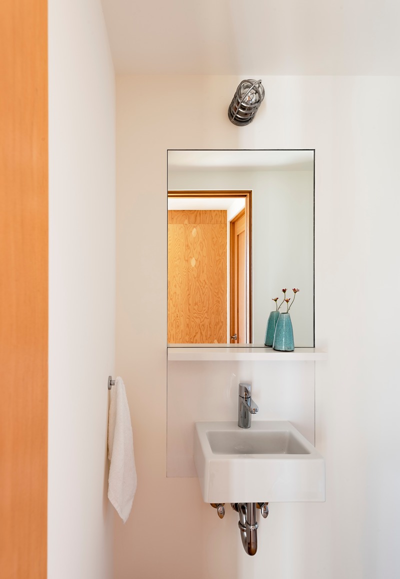 Press kit | 2757-12 - Press release | An Architect's Vision for California Living - Malcolm Davis Architecture - Residential Architecture - Coastal Retreat: In one of the home's bathrooms, durable, low-maintenance materials speak to the minimal, Scandinavian-inspired aesthetic. - Photo credit: Joe Fletcher Photography