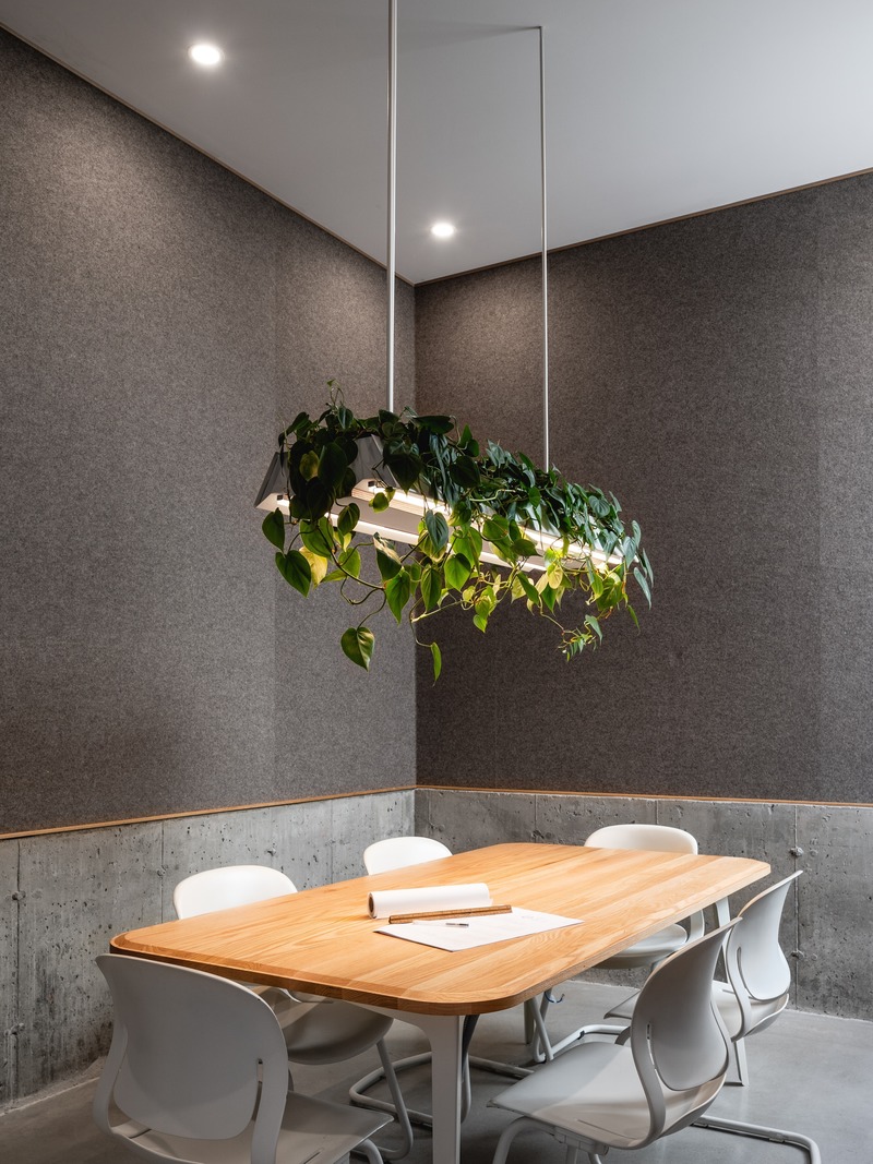 Off Plaza: L. McComber meets la Maison du Rotin