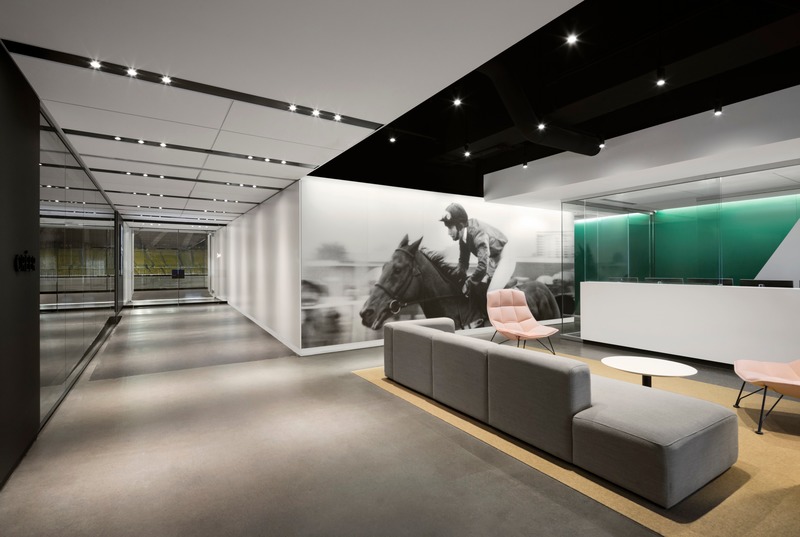 Press kit | 952-29 - Press release | New Spaces for Desjardins at the Montréal Tower - Provencher_Roy - Commercial Interior Design - Employee entrance and security lobby, a look on the mural giving allegiance to the place’s history - Photo credit: Stéphane Brügger