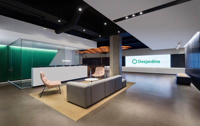 Press kit | 952-29 - Press release | New Spaces for Desjardins at the Montréal Tower - Provencher_Roy - Commercial Interior Design - <p>First look on the presentation’s screen and the reception’s area</p> - Photo credit: Stéphane Brügger