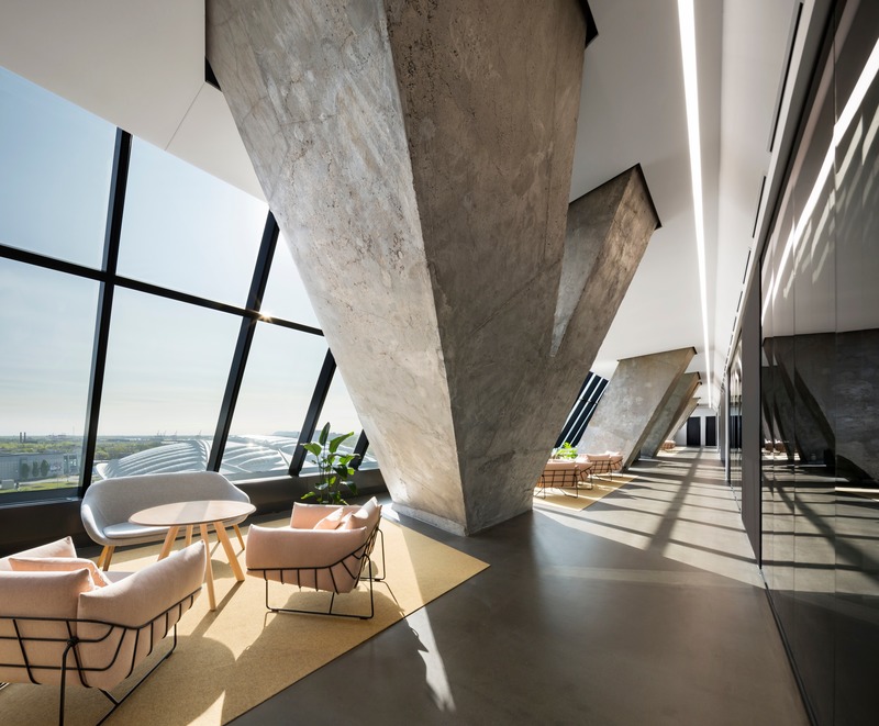 Press kit | 952-29 - Press release | New Spaces for Desjardins at the Montréal Tower - Provencher_Roy - Commercial Interior Design - Collaborative area along the architectural alley’s perimeter - Photo credit: Stéphane Brügger