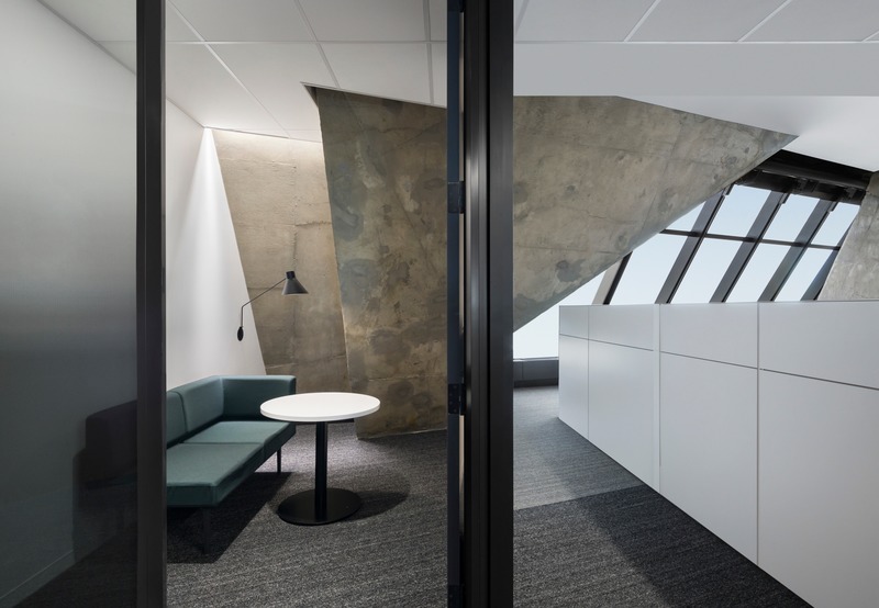 Press kit | 952-29 - Press release | New Spaces for Desjardins at the Montréal Tower - Provencher_Roy - Commercial Interior Design - Mentoring Room. The room marries the veil of the Montréal Tower’s concrete - Photo credit: Stéphane Brügger