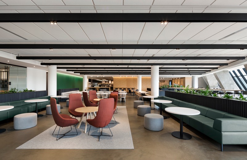 Press kit | 952-29 - Press release | New Spaces for Desjardins at the Montréal Tower - Provencher_Roy - Commercial Interior Design - Main dining room - level 2, and lounges - Photo credit: Stéphane Brügger