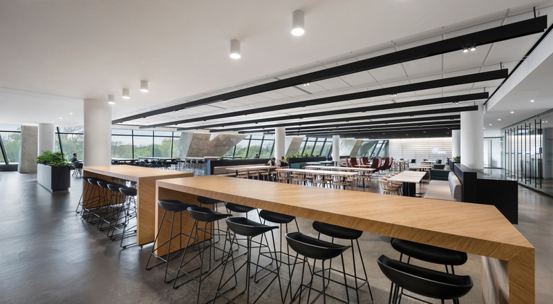 Press kit | 952-29 - Press release | New Spaces for Desjardins at the Montréal Tower - Provencher_Roy - Commercial Interior Design - Main dining room - Photo credit: Stéphane Brügger