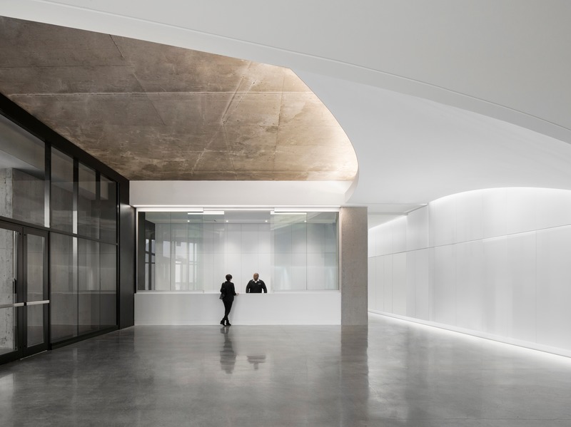 Press kit | 952-29 - Press release | New Spaces for Desjardins at the Montréal Tower - Provencher_Roy - Commercial Interior Design - Montréal Tower’s main entrance and lobby - Photo credit: Stéphane Brügger